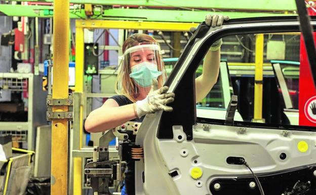 Ford Almussafes se reactiva con mascarillas, toma de temperatura y un tercio de la producción