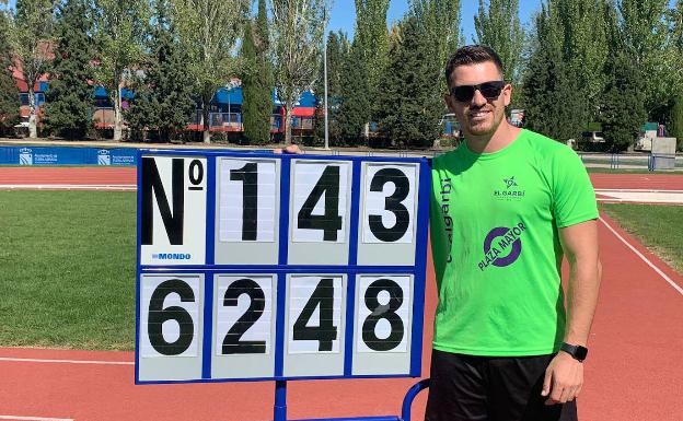 Héctor Cabrera se construye un set de lanzamiento en el jardín