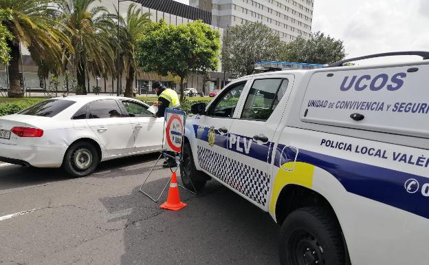 Agrede a la conductora de una furgoneta y a un motorista