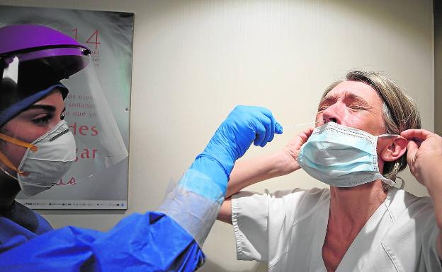 El ritmo de contagios en sanitarios dobla al del resto de la población