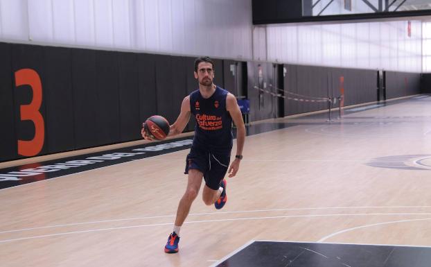 Primer entrenamiento del Valencia Basket con sus 14 jugadores en L'Alqueria