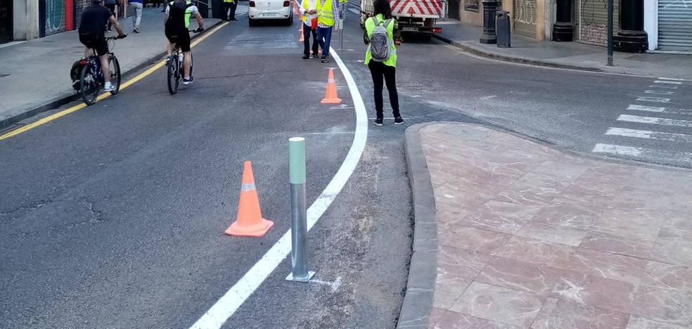 La plaza del Ayuntamiento y el entorno comienzan a recibir el mobiliario para el cierre