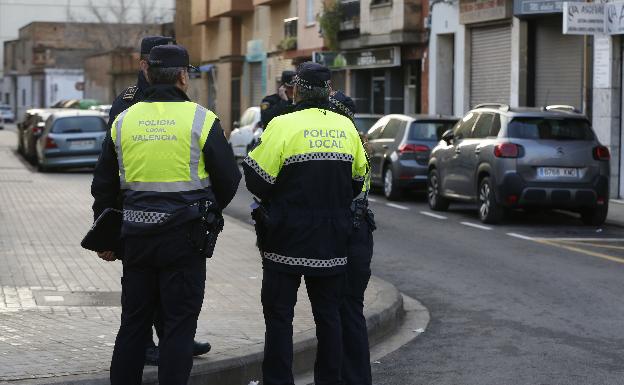 Seis detenidos y dos heridos tras una pelea por aparcar un vehículo junto a una frutería en Valencia