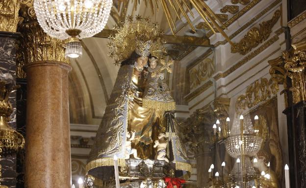 Un crespón negro en el manto de la Virgen por la pandemia