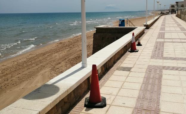 Piles repone el muelle y repara las farolas dañadas por la dana