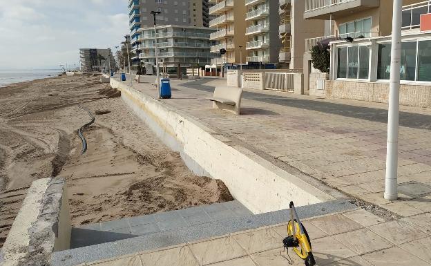 Una valla sustituye el muro de la playa de Bellreguard por la falta de ayudas del Consell