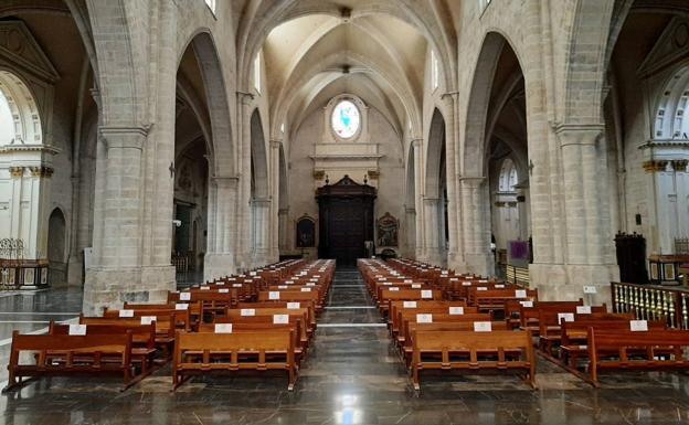 La Catedral de Valencia, lista para la desescalada: desde el lunes acogerá un máximo de 300 personas, una por banco