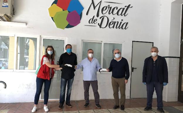 La asociación de constructores de Dénia dona a Cruz Roja 3.000 euros en cheques para productos frescos del Mercat