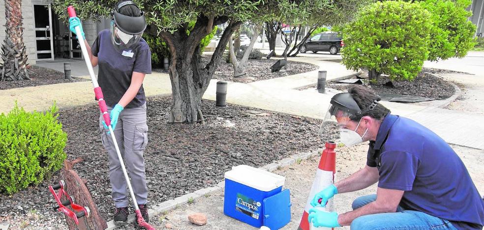 En busca del coronavirus por las alcantarillas