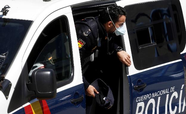 Un vehículo calcinado tras un incendio en el aparcamiento exterior del Hospital La Fe de Valencia