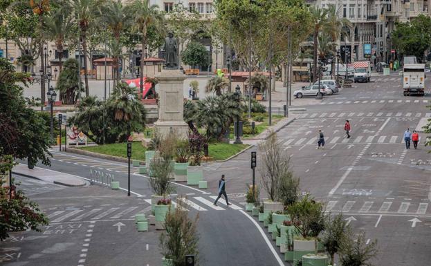 El Ayuntamiento de Valencia estudia itinerarios que marcan el sentido de tránsito a los peatones