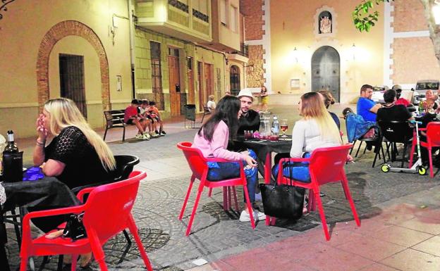 Los establecimientos de hostelería estarán exentos de la tasa por ocupar la vía pública