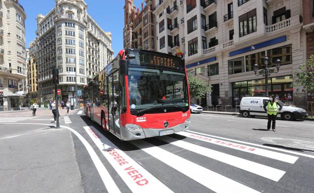 Empiezan a pasar autobuses por la plaza del Ayuntamiento con retraso por el remate de las obras