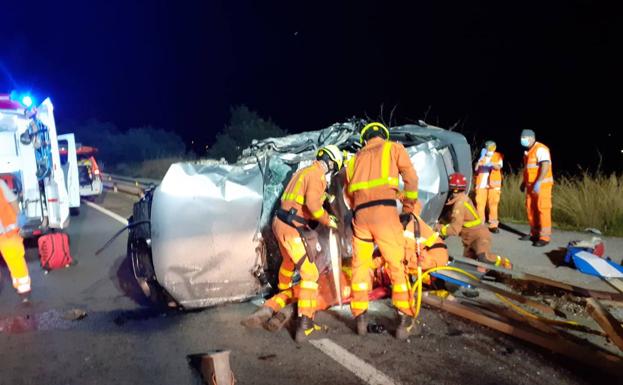 Rescatan a un hombre tras volcar su vehículo y quedarse atrapado en Manuel