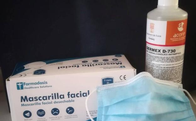 Foios reparte lotes con gel desinfectante y mascarillas a los comercios locales