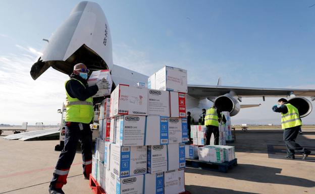 Llega a Valencia procedente de China un avión sanitario con 120.000 mascarillas