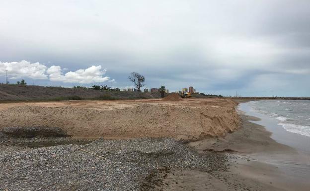 Massalfassar inicia la regeneración de su playa con la aportación de 8.000 toneladas de arena