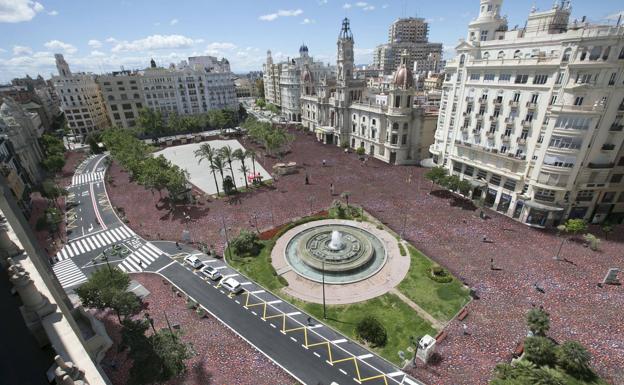 El PP critica el gasto de 24.000 euros previsto para 17 báculos con banderolas