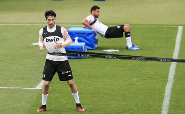 El Valencia se prepara para entrenar en grupos de diez