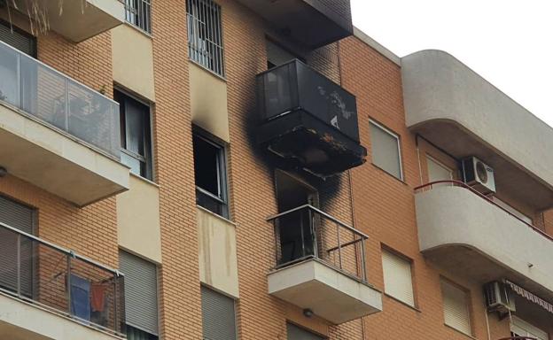 Nueve intoxicados en el incendio de una vivienda en San Marcelino