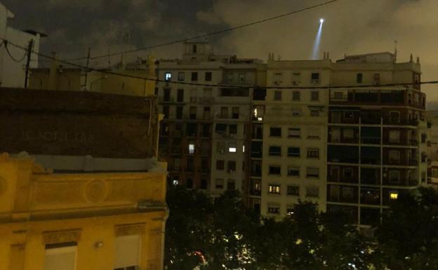 El helicóptero de la Policía vuelve a sobrevolar Valencia en una noche de fin de semana