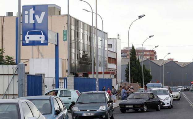 Un motorista, herido al chocar contra un coche en Monforte del Cid