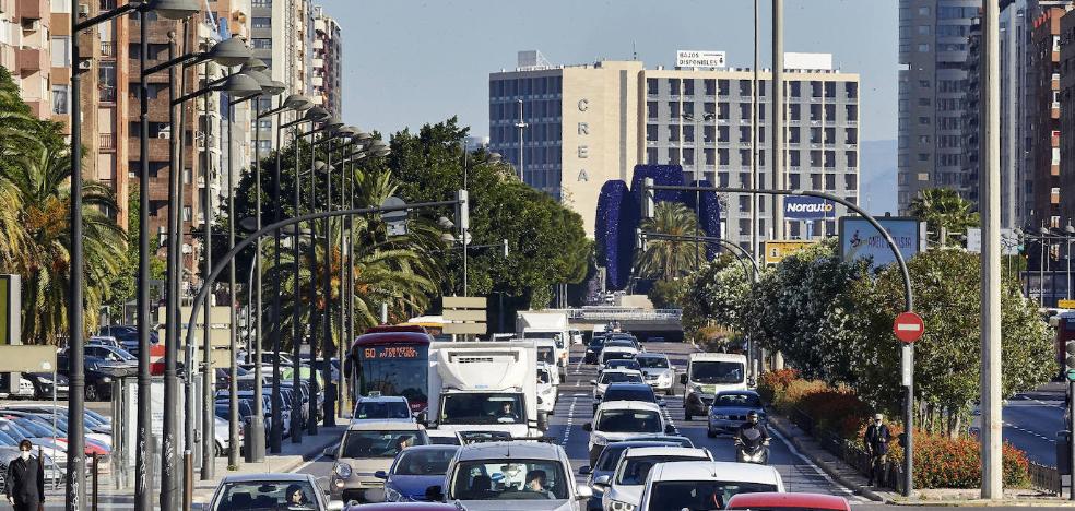 Más tráfico en los accesos a Valencia pero sin atascos y repunte de la EMT y el metro