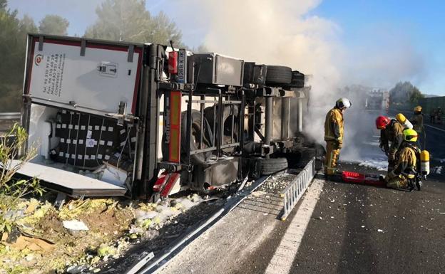 Fallece un hombre tras volcar e incendiarse su camión en la A-7 a la altura de Tibi