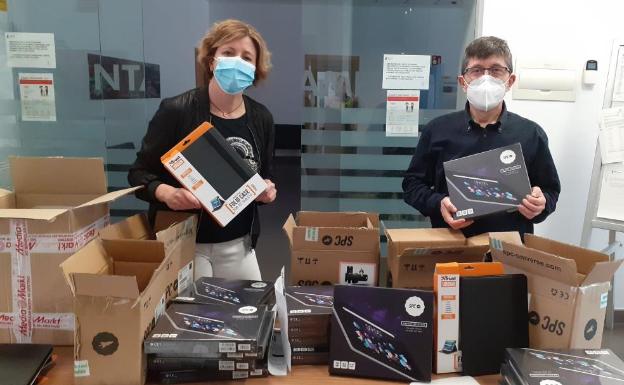 El Real de Gandia reparte 20 tabletas entre estudiantes para evitar la brecha digital