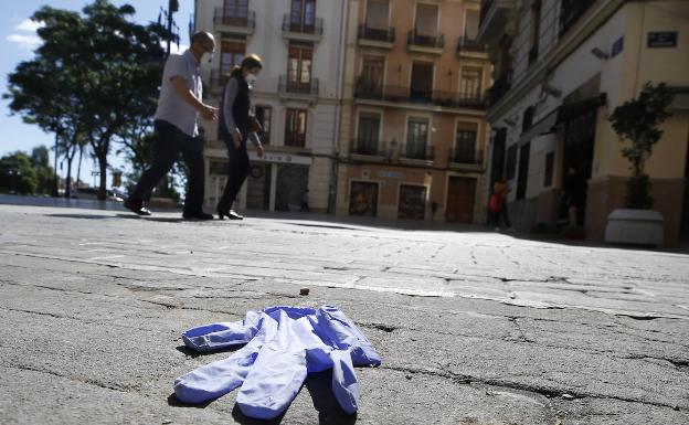 Valencia lucha contra el abandono de guantes y mascarillas en las alcantarillas