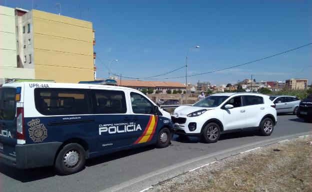 Detenido el autor de una oleada de atracos tras chocar contra un furgón de la policía en Valencia