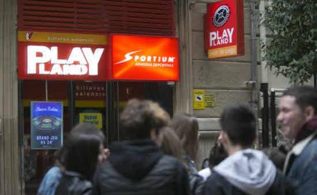 Empresarios y UGT piden paralizar la aprobación de la ley del Juego