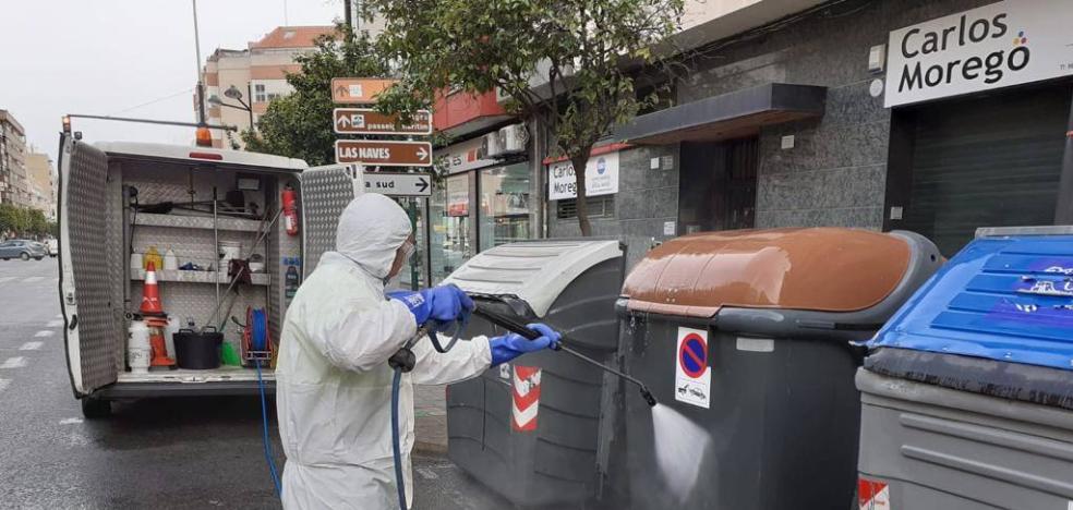 El baldeo de agua con lejía se duplicará en las calles de Valencia por la desescalada