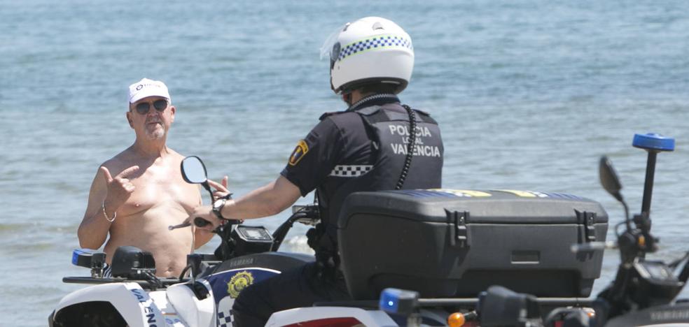 La policía refuerza con drones el control de las playas de Valencia