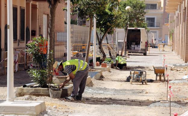 Puçol retoma las obras del entorno de la plaza la Paz que concluirán en un mes