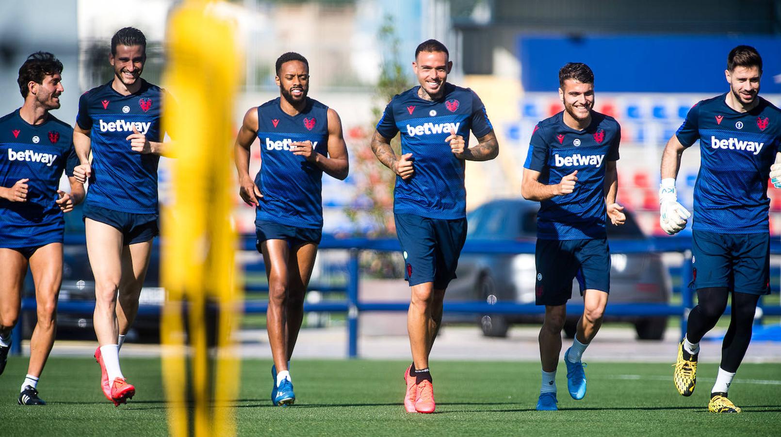 Murthy y Catalán, con mascarilla y bien atentos a los futbolistas