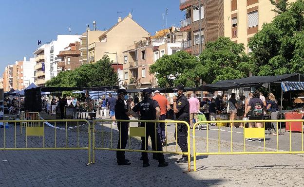 La Policía Local de Dénia denuncia a un hostelero por exceder el número de mesas en la terraza