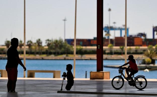 Sanidad modifica las limitaciones para pasear con niños y hacer ejercicio en la calle