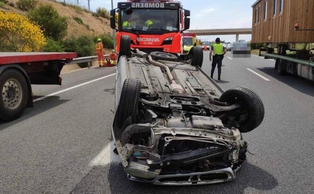 Un conductor herido tras volcar con su vehículo en Requena