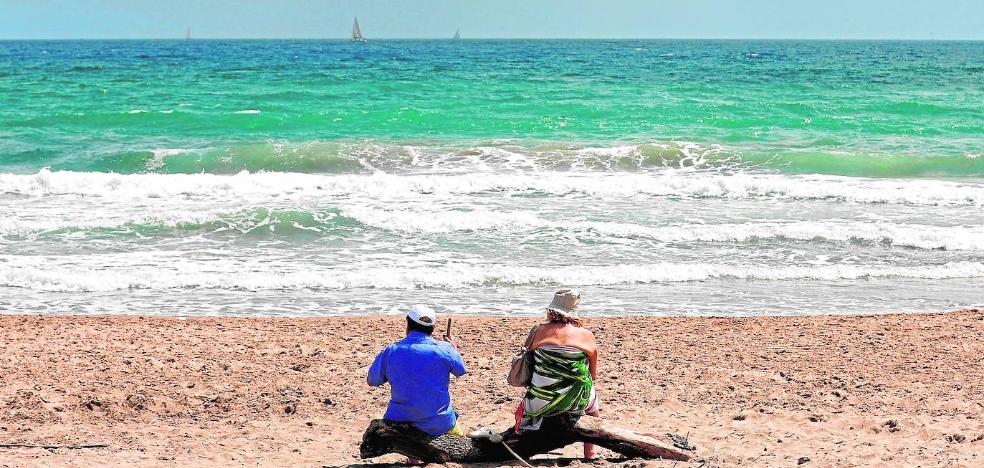 El baño puede llegar sin socorristas en las playas y sin plan de seguridad