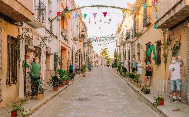 150 casas de Potries se unen y decoran calles y fachadas en el Festival de Primavera