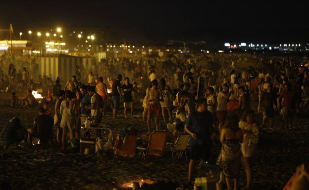 Dudas con las Hogueras de San Juan: «Podríamos perder el verano por una sola noche»