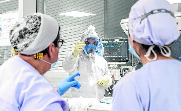 Los sanitarios vuelven a sufrir falta de guantes y trajes de protección en hospitales