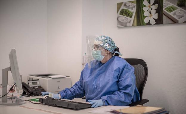 El Consell implanta la telemedicina para que los sanitarios pasen consulta por videoconferencia