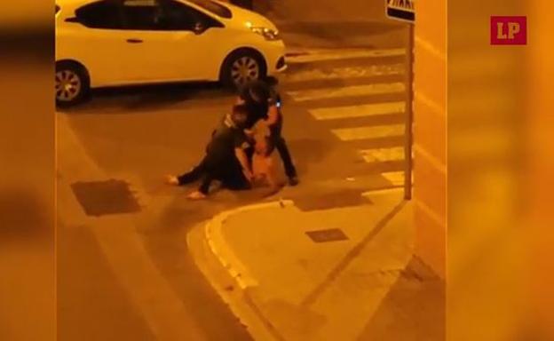 Tres jóvenes pegan puñetazos y patadas a una octogenaria para robarle un bolso en un local de Valencia