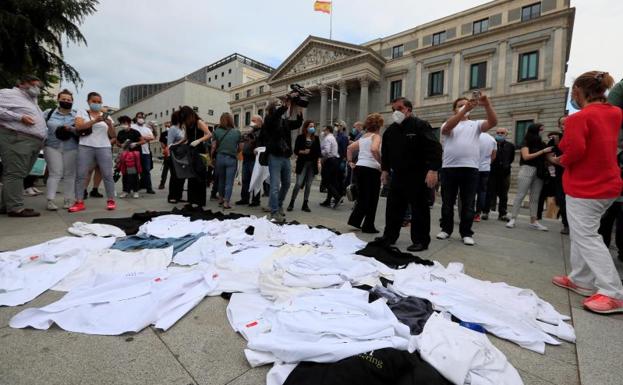 Los cocineros se quitan la chaquetilla ante el Congreso