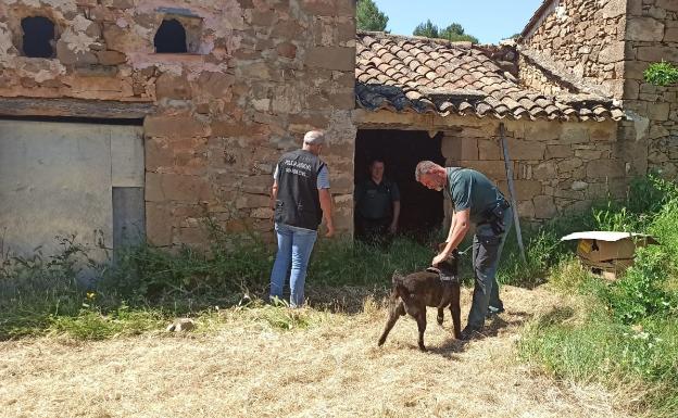 La Guardia Civil pide colaboración a los habitantes de las aldeas para detener al 'Rambo de Requena'