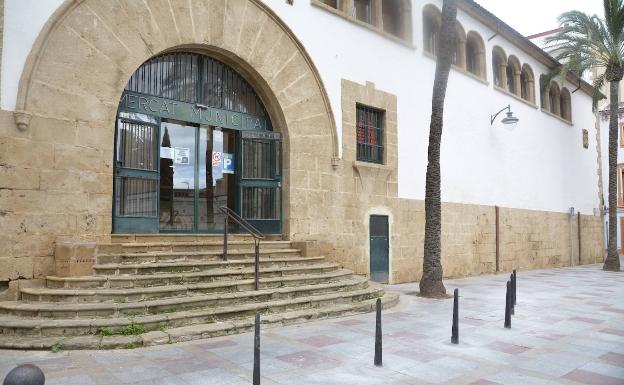 Xàbia peatonaliza el entorno del Mercat Municipal para garantizar el distanciamiento