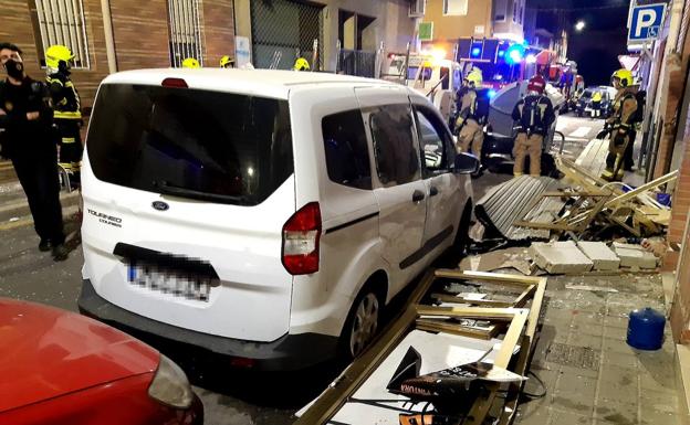 Policía y Bomberos intervienen en una fuerte explosión en un almacén de albañilería en Alicante