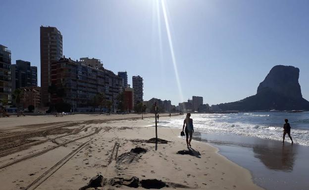 Calp delimita una zona de seis metros para pasear en sus playas